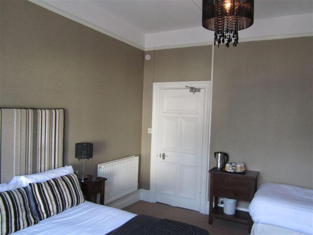 Monties Guest House - Adults Only Боунес он Уиндърмиър Стая снимка